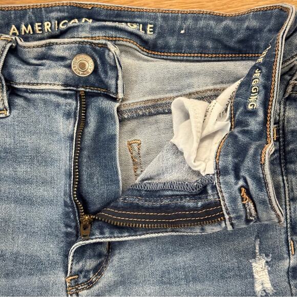 American Eagle Super Hi-Rise medium wash distressed jeggings pants size 6
 b11 - Picture 5 of 6